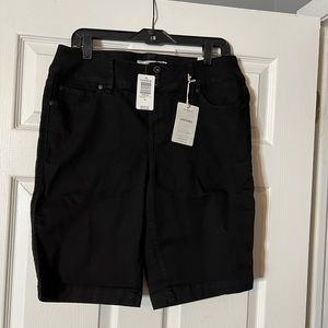 Torrid size 14 Bermuda  shorts black NWT